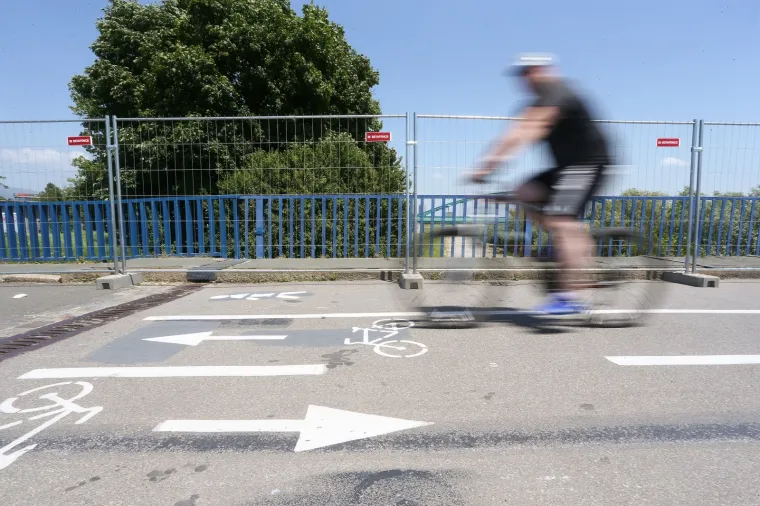 Propao nogostup na Savskom mostu: Rupa je 'sanirana', a na nogostup postavljene metalne ograde