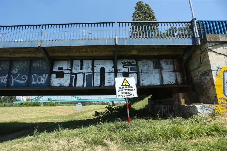 Propao nogostup na Savskom mostu: Rupa je 'sanirana', a na nogostup postavljene metalne ograde