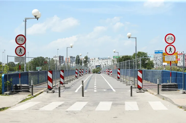 Propao nogostup na Savskom mostu: Rupa je 'sanirana', a na nogostup postavljene metalne ograde