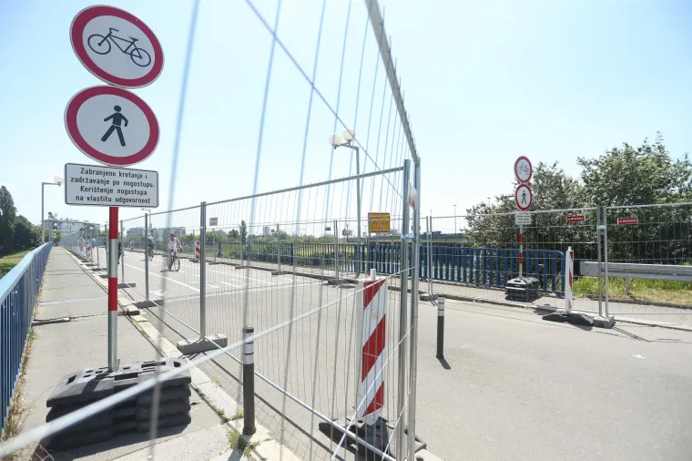 Propao nogostup na Savskom mostu: Rupa je 'sanirana', a na nogostup postavljene metalne ograde