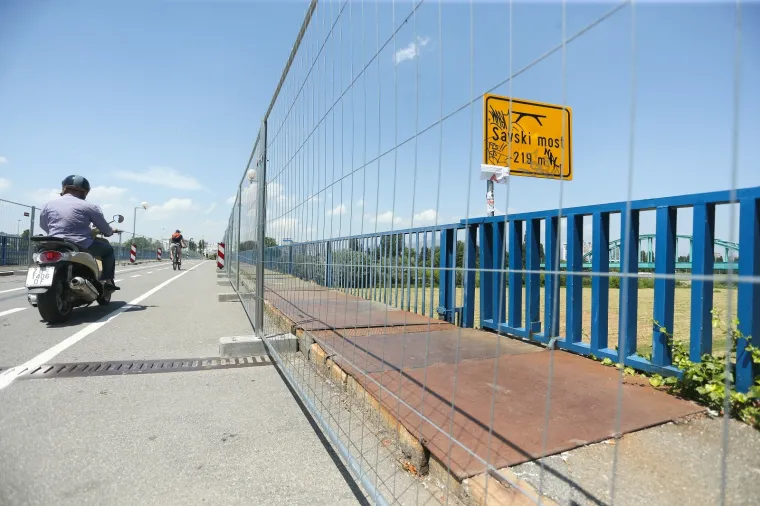 Propao nogostup na Savskom mostu: Rupa je 'sanirana', a na nogostup postavljene metalne ograde