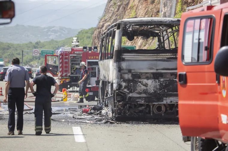 POTPUNO IZGORIO AUTOBUS NA AUTOCESTI KOD GROBNIKA: Apsolutni užas, prevozio je školsku djecu na turnir