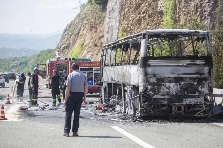 POTPUNO IZGORIO AUTOBUS NA AUTOCESTI KOD GROBNIKA: Apsolutni užas, prevozio je školsku djecu na turnir