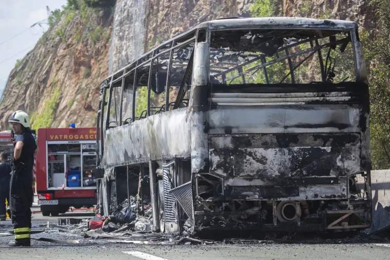 POTPUNO IZGORIO AUTOBUS NA AUTOCESTI KOD GROBNIKA: Apsolutni užas, prevozio je školsku djecu na turnir