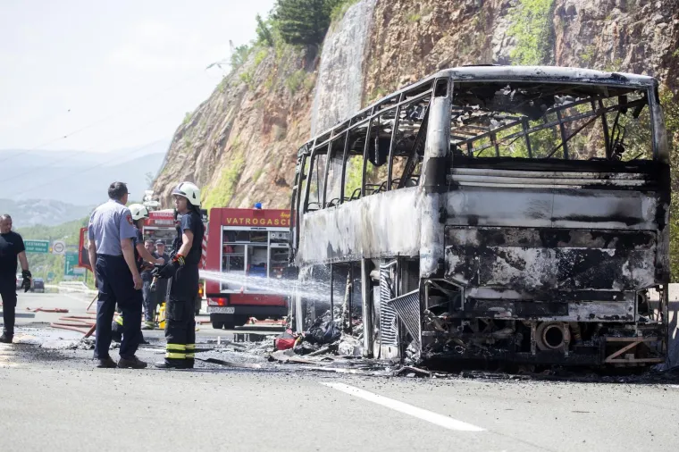 POTPUNO IZGORIO AUTOBUS NA AUTOCESTI KOD GROBNIKA: Apsolutni užas, prevozio je školsku djecu na turnir