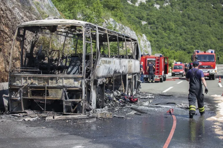 POTPUNO IZGORIO AUTOBUS NA AUTOCESTI KOD GROBNIKA: Apsolutni užas, prevozio je školsku djecu na turnir