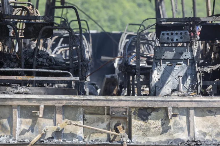 POTPUNO IZGORIO AUTOBUS NA AUTOCESTI KOD GROBNIKA: Apsolutni užas, prevozio je školsku djecu na turnir