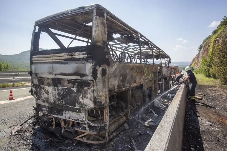 POTPUNO IZGORIO AUTOBUS NA AUTOCESTI KOD GROBNIKA: Apsolutni užas, prevozio je školsku djecu na turnir