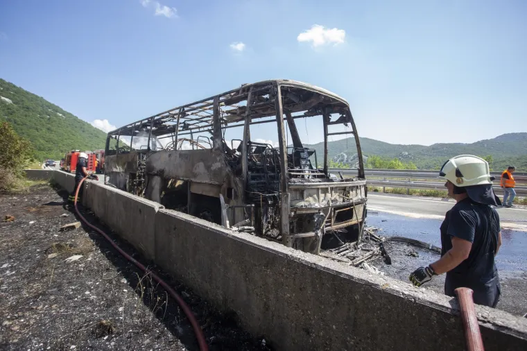 POTPUNO IZGORIO AUTOBUS NA AUTOCESTI KOD GROBNIKA: Apsolutni užas, prevozio je školsku djecu na turnir