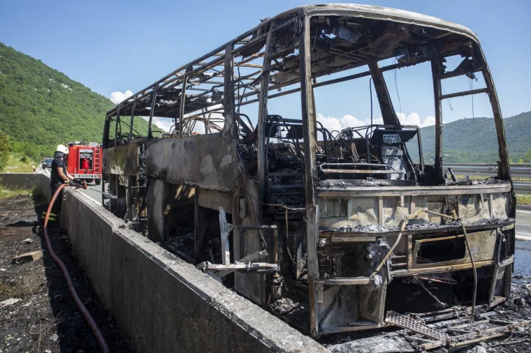 POTPUNO IZGORIO AUTOBUS NA AUTOCESTI KOD GROBNIKA: Apsolutni užas, prevozio je školsku djecu na turnir