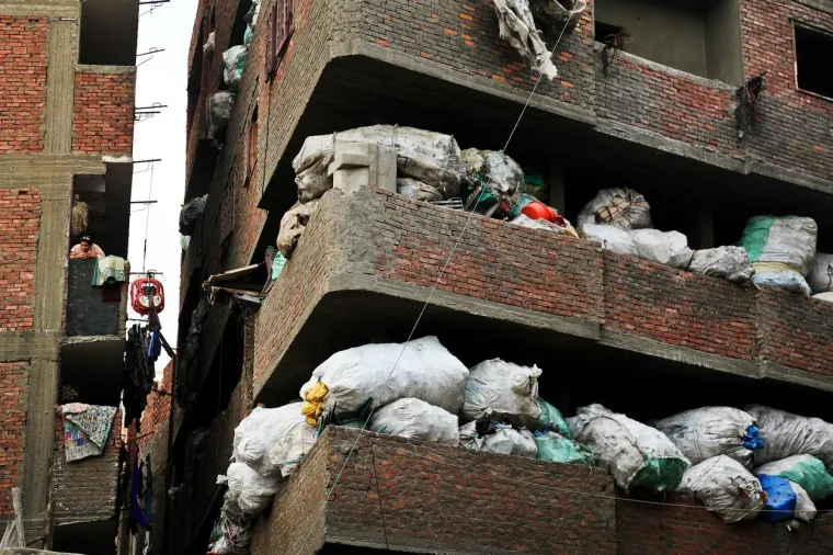 Selo je postalo popularno nakon prikazivanja dokumentarnog filma "Garbage Dreams" iz 2009. godine, koji je osvojio nagradu Al Gore Reel Current Award. Od izlaska filma, Manshiyat Nasser je postao nešto poput turističke atrakcije za avanturistički raspoložene pojedince.