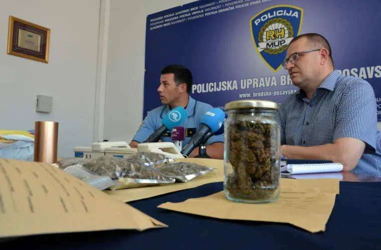 Dileri Slavonskog Broda: Mladić i djevojka uhićeni sa 560 grama trave i stotinu grama amfetamina