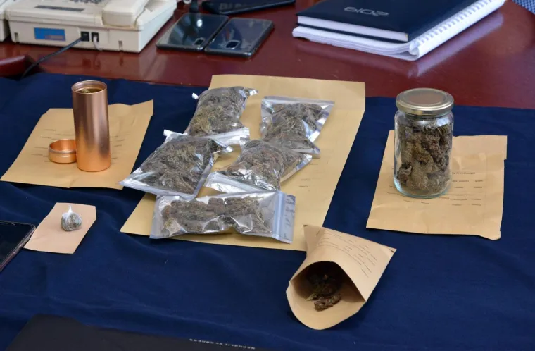 Dileri Slavonskog Broda: Mladić i djevojka uhićeni sa 560 grama trave i stotinu grama amfetamina