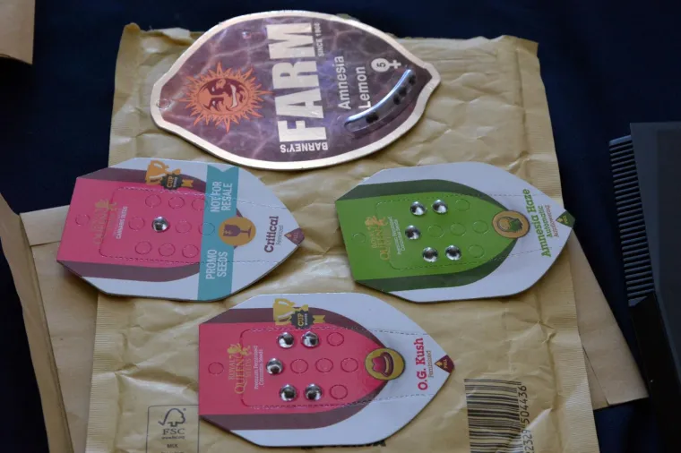 Dileri Slavonskog Broda: Mladić i djevojka uhićeni sa 560 grama trave i stotinu grama amfetamina