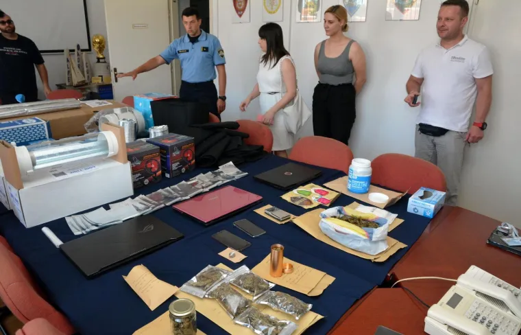 Dileri Slavonskog Broda: Mladić i djevojka uhićeni sa 560 grama trave i stotinu grama amfetamina