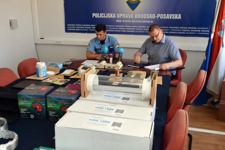 Dileri Slavonskog Broda: Mladić i djevojka uhićeni sa 560 grama trave i stotinu grama amfetamina