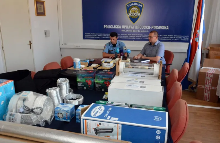 Dileri Slavonskog Broda: Mladić i djevojka uhićeni sa 560 grama trave i stotinu grama amfetamina