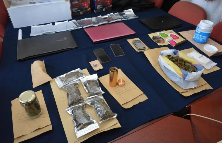 Dileri Slavonskog Broda: Mladić i djevojka uhićeni sa 560 grama trave i stotinu grama amfetamina