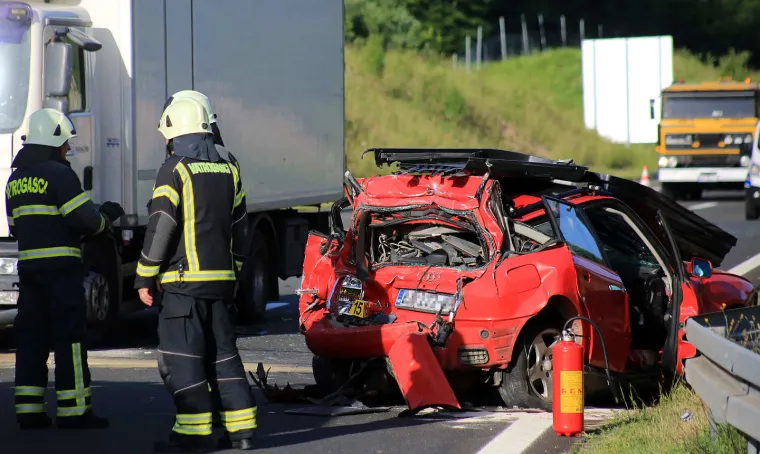 Jedna je osoba poginula u prometnoj nesreći koja se rano jutros dogodila na autocesti Rijeka -Karlovac, između čvora Vrbovsko i Bosiljeva.
Sudarili su se osobno i teretno vozilo, oko 4, 30 sati, a nesreća se dogodila u smjeru prema Karlovcu. Zbog očevida nesreće vozi se jednom prometnom trakom i to uz ograničenje od 60 km na sat.