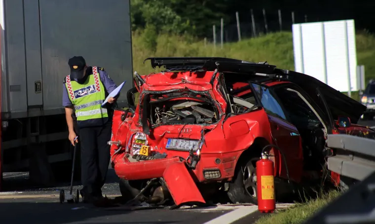 Jedna je osoba poginula u prometnoj nesreći koja se rano jutros dogodila na autocesti Rijeka -Karlovac, između čvora Vrbovsko i Bosiljeva.  Sudarili su se osobno i teretno vozilo, oko 4, 30 sati, a nesreća se dogodila u smjeru prema Karlovcu. Zbog očevida nesreće vozi se jednom prometnom trakom i to uz ograničenje od 60 km na sat. Foto: Radio Mrežnica