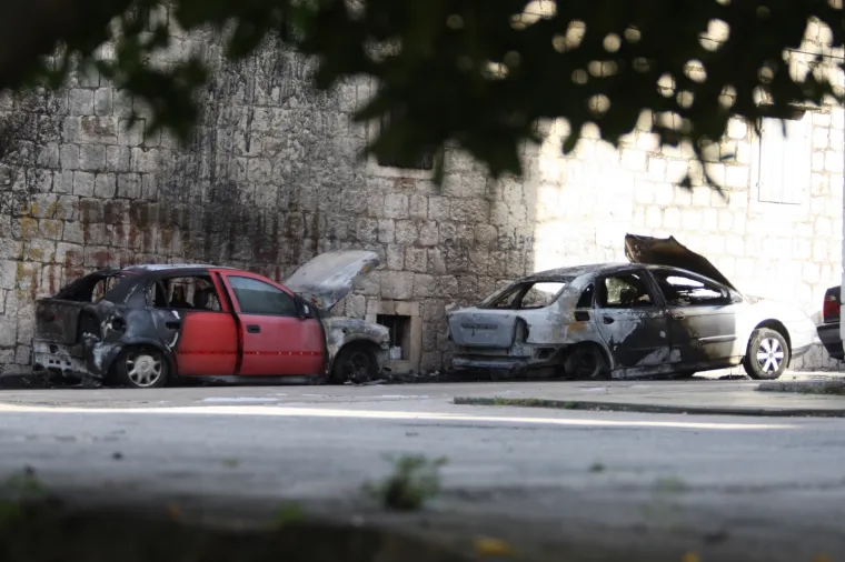 U Ka&scaron;telima u potpunosti izgorjela dva automobila