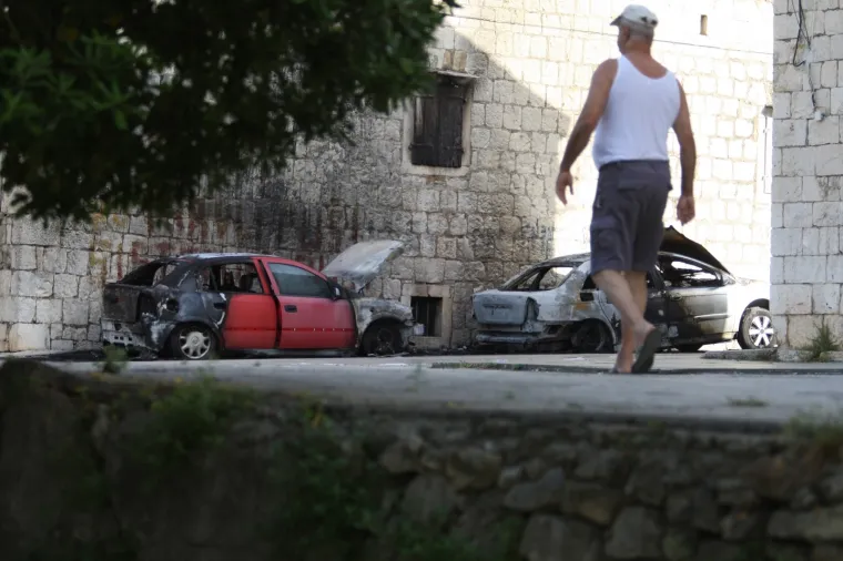 U Ka&scaron;telima u potpunosti izgorjela dva automobila