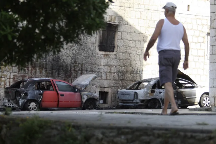 U Ka&scaron;telima u potpunosti izgorjela dva automobila