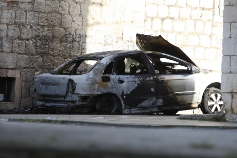 U Ka&scaron;telima u potpunosti izgorjela dva automobila