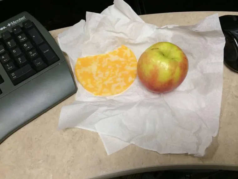 DRUGA POLOVICA MJESECA ZNAČI DA JEDE&Scaron; &Scaron;TO IMA&Scaron;: Ovo su najtužniji obroci koje su ljudi nosili na posao