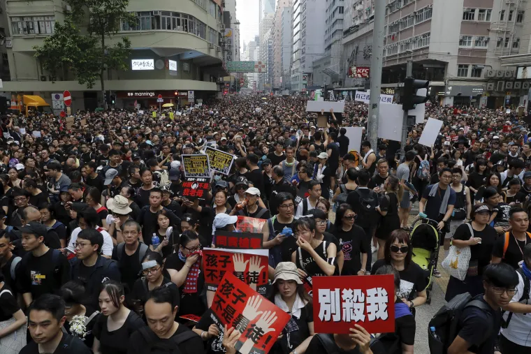 Po paklenoj vrućini novi masovni prosvjedi u Hong Kongu: 'Prestanite nas ubijati!'