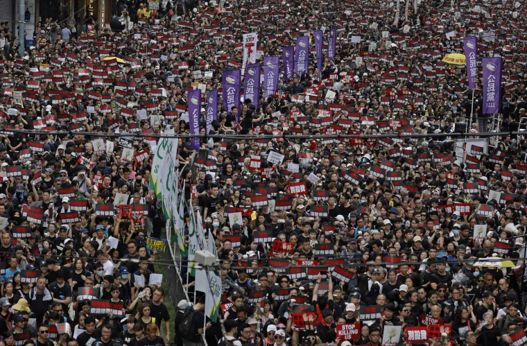 Po paklenoj vrućini novi masovni prosvjedi u Hong Kongu: 'Prestanite nas ubijati!'