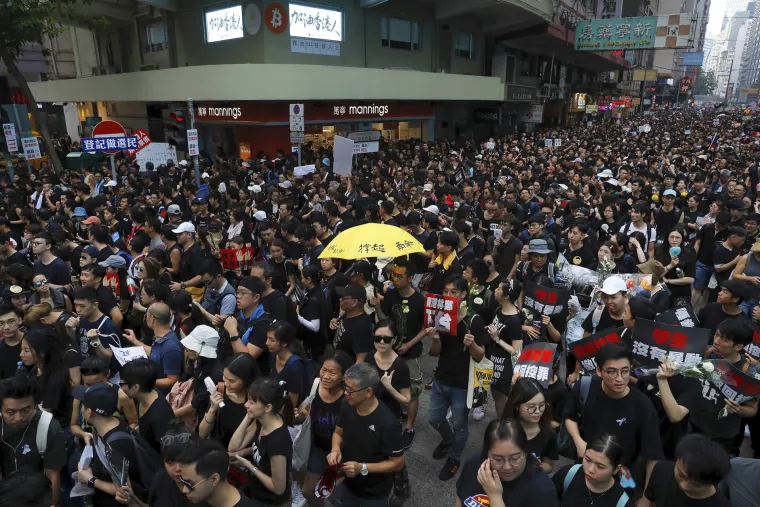 Po paklenoj vrućini novi masovni prosvjedi u Hong Kongu: 'Prestanite nas ubijati!'