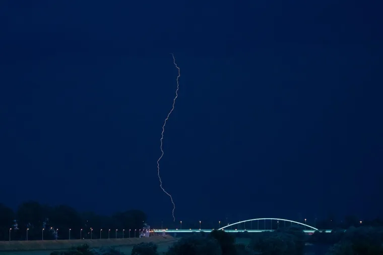 Munje 'parale' oblake nad Zagrebom: Nakon jakog pljuska temperatura pala za 10-ak Celzija