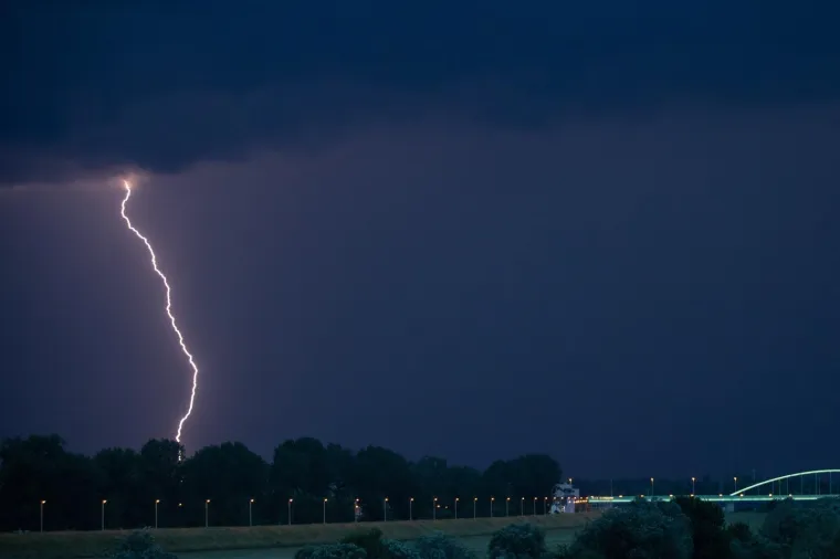 Munje 'parale' oblake nad Zagrebom: Nakon jakog pljuska temperatura pala za 10-ak Celzija