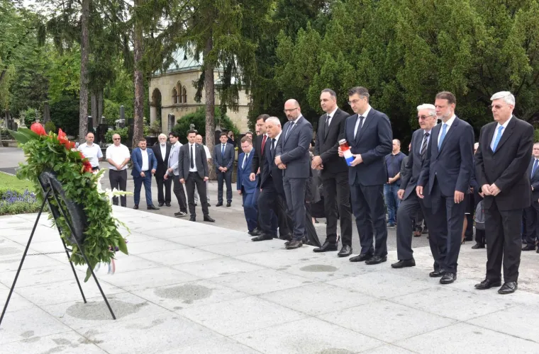 17.06.2019., Zagreb - U povodu tridesete obljetnice osnutka Hrvatske demokratske zajednice premijer Andrej Plenković sa svojim suradnicima položio je vijenac i zapalio svijeću na grobu prvog hrvatskog predsjednika Franje Tuđmana. Foto: Davorin Vi&scaron;njić/PIXSELL