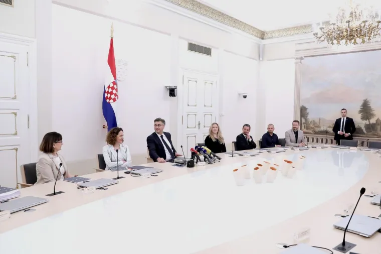 Pogledajte prve fotografije obnovljene dvorane Ban Jelačić: Drevnim freskama vraćen sjaj iz 19. stoljeća