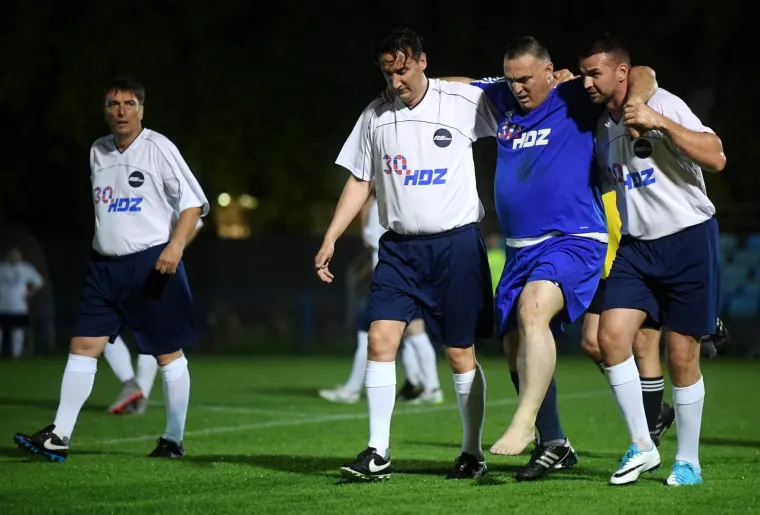 HDZ-ovci po blatnjavom terenu zaigrali nogomet protiv 'Zvijezda': 'Nema prljave igre, samo korektno'