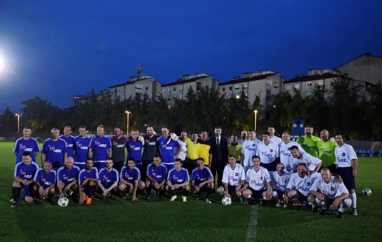 HDZ-ovci po blatnjavom terenu zaigrali nogomet protiv 'Zvijezda': 'Nema prljave igre, samo korektno'