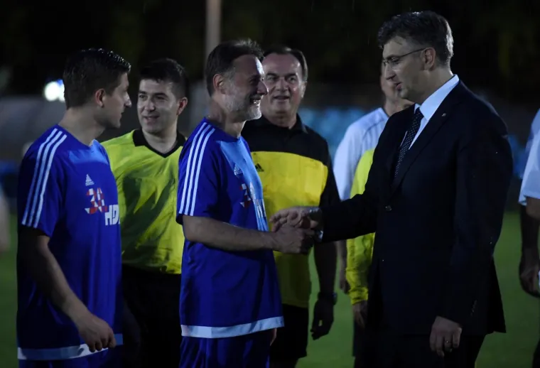 HDZ-ovci po blatnjavom terenu zaigrali nogomet protiv 'Zvijezda': 'Nema prljave igre, samo korektno'