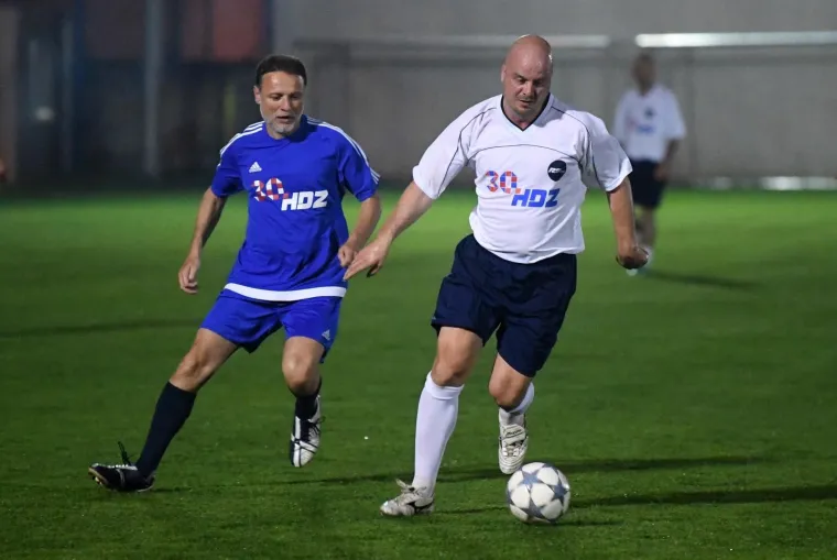 HDZ-ovci po blatnjavom terenu zaigrali nogomet protiv 'Zvijezda': 'Nema prljave igre, samo korektno'