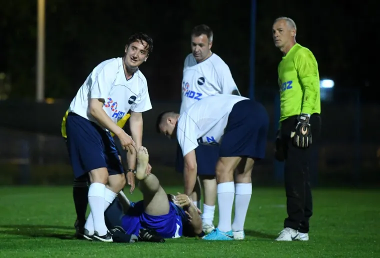 HDZ-ovci po blatnjavom terenu zaigrali nogomet protiv 'Zvijezda': 'Nema prljave igre, samo korektno'