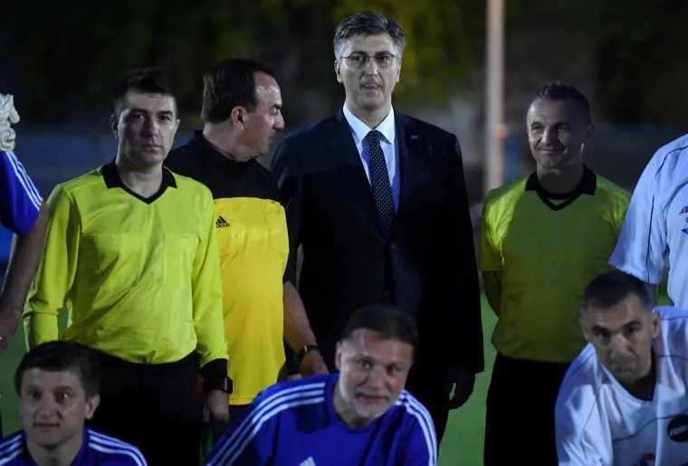 HDZ-ovci po blatnjavom terenu zaigrali nogomet protiv 'Zvijezda': 'Nema prljave igre, samo korektno'