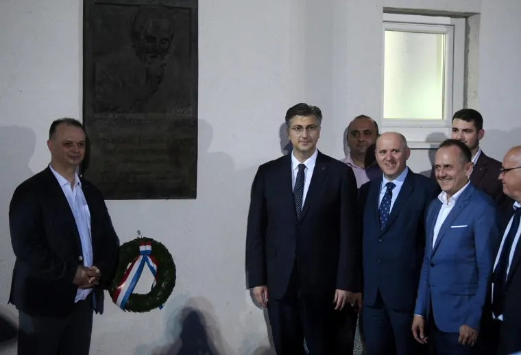 HDZ-ovci po blatnjavom terenu zaigrali nogomet protiv 'Zvijezda': 'Nema prljave igre, samo korektno'