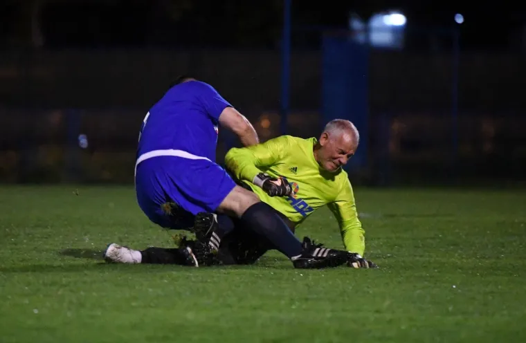 HDZ-ovci po blatnjavom terenu zaigrali nogomet protiv 'Zvijezda': 'Nema prljave igre, samo korektno'
