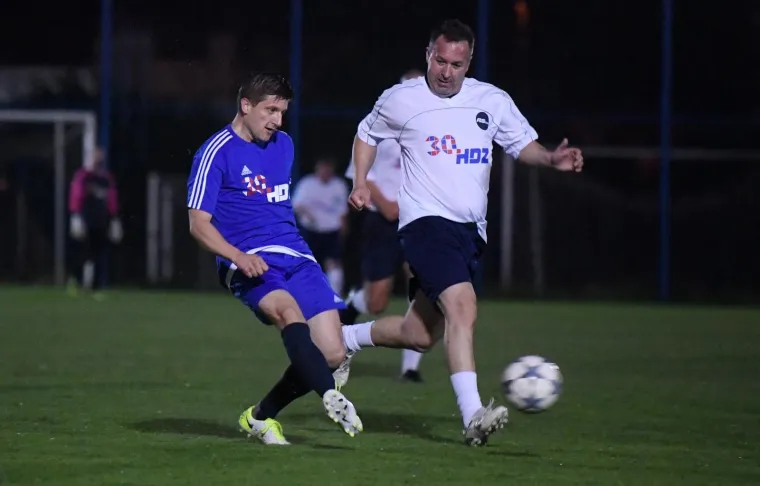 HDZ-ovci po blatnjavom terenu zaigrali nogomet protiv 'Zvijezda': 'Nema prljave igre, samo korektno'