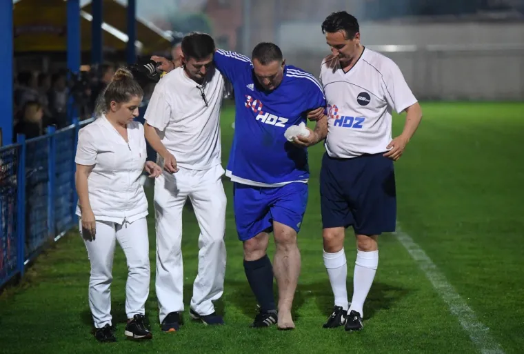 HDZ-ovci po blatnjavom terenu zaigrali nogomet protiv 'Zvijezda': 'Nema prljave igre, samo korektno'