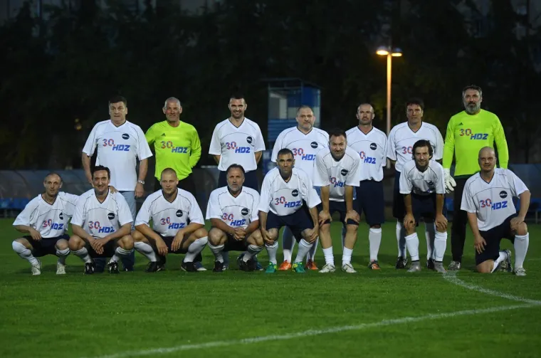 HDZ-ovci po blatnjavom terenu zaigrali nogomet protiv 'Zvijezda': 'Nema prljave igre, samo korektno'