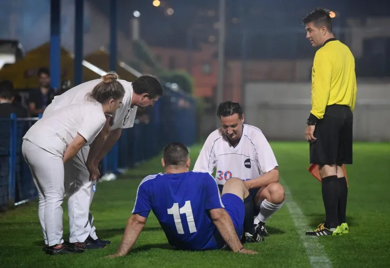 HDZ-ovci po blatnjavom terenu zaigrali nogomet protiv 'Zvijezda': 'Nema prljave igre, samo korektno'