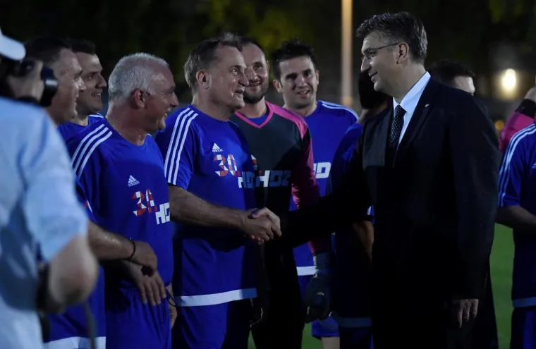 HDZ-ovci po blatnjavom terenu zaigrali nogomet protiv 'Zvijezda': 'Nema prljave igre, samo korektno'