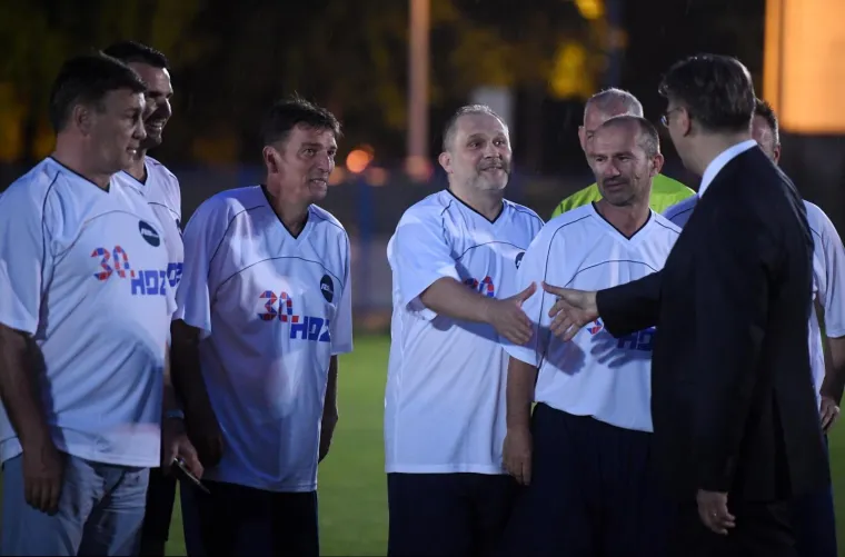 HDZ-ovci po blatnjavom terenu zaigrali nogomet protiv 'Zvijezda': 'Nema prljave igre, samo korektno'